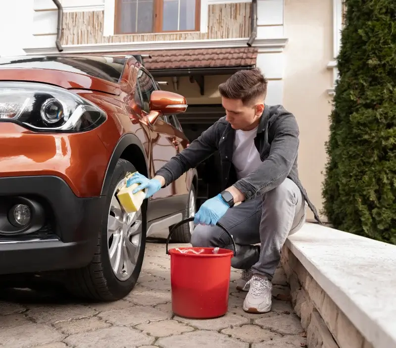 Lavage auto à domicile Épeigné-les-Bois : professionnel intervenant sur un véhicule